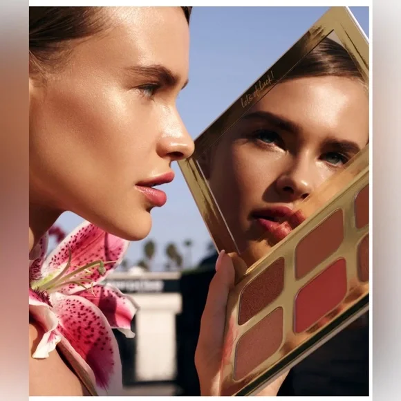 NIB True + Luscious Lucky Glow Bronze and Highlight Palette Full Size - Picture 3 of 12